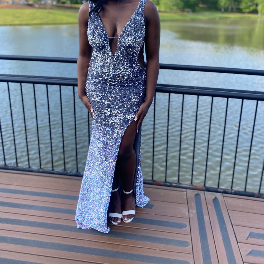 PROM DRESS - Picture 2 of 5